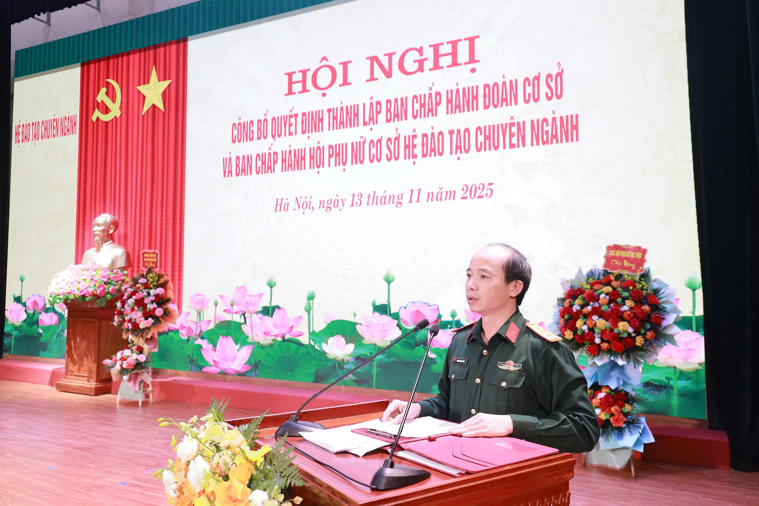 Đồng chí Thượng tá Nguyễn Trọng Bằng, Bí thư Đảng ủy, Chính trị viên Hệ Đào tạo Chuyên ngành phát biểu tại hội nghị.