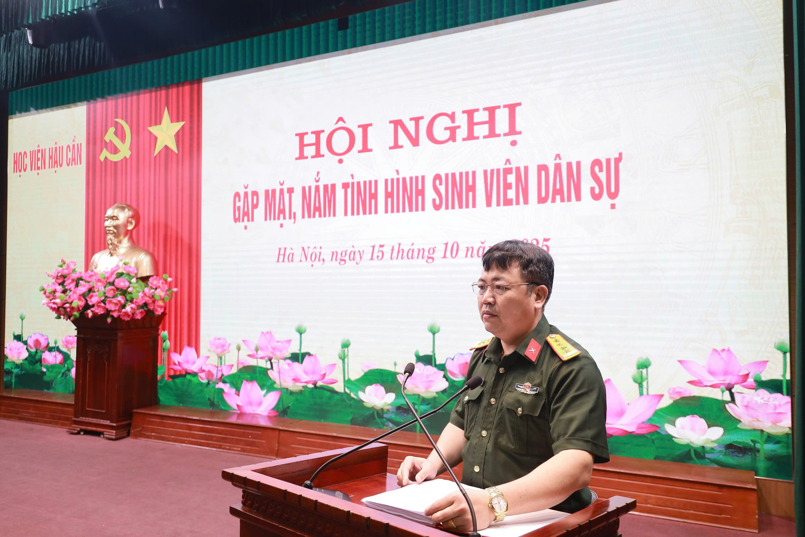 Đồng chí Đại tá Lê Việt Cường, Phó Chủ nhiệm Chính trị Học viện, chủ trì hội nghị. 